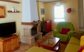 Chalet adosado con azotea andaluza y patio, junto a la playa